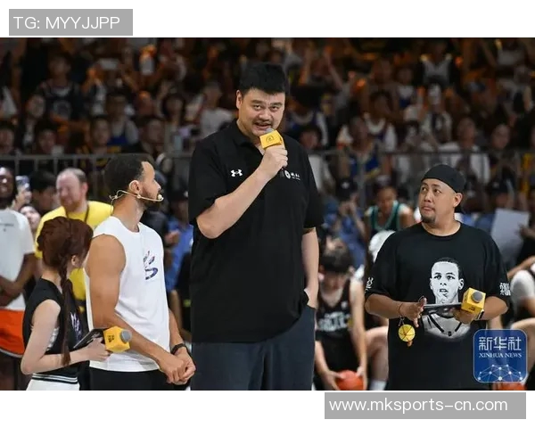 姚明在赛场上展现惊人技巧前顶后盖成就传奇篮球生涯