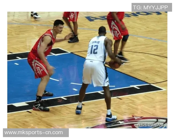 姚明封盖魔兽的经典瞬间揭示了篮球赛场上的力量与技巧之美