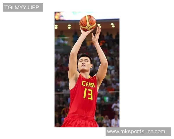 姚明双手举起的那一刻，见证了中国篮球的辉煌与梦想的实现