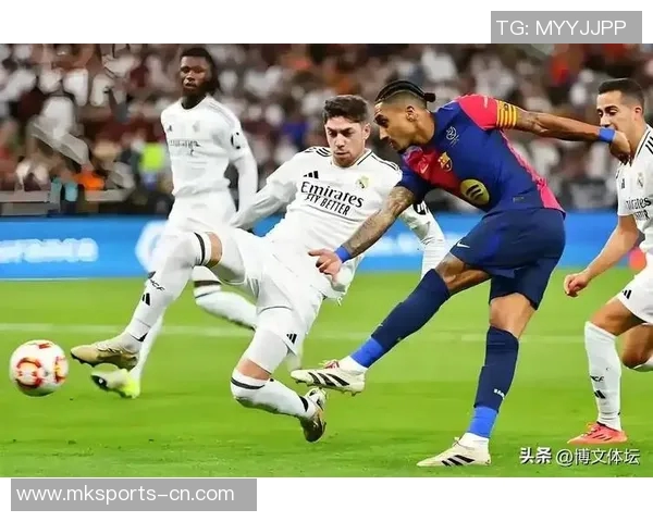 欧冠经典对决皇马大胜巴萨红牌争议引发全场热议与激情 欧冠经典对决皇马大胜巴萨红牌争议引发全场热议与激情