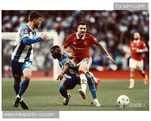 足总杯精彩对决曼联与多特蒙德战成平局争议判罚引发全场热议 足总杯精彩对决曼联与多特蒙德战成平局争议判罚引发全场热议