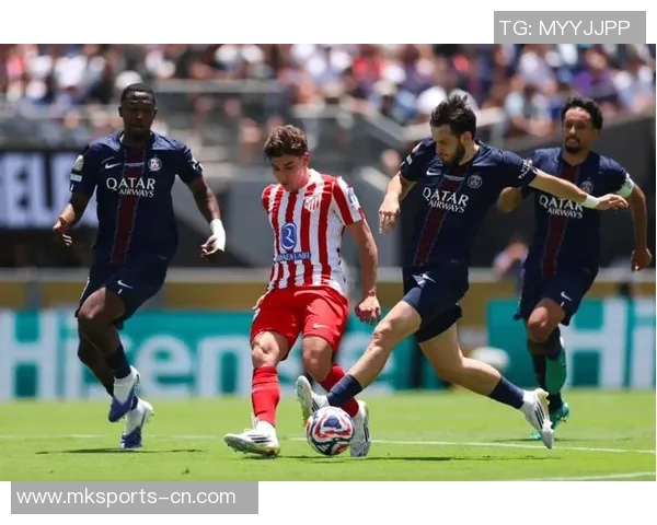 西甲大战：巴黎圣日耳曼大胜拜仁乌龙球引发全场狂欢与转会热议